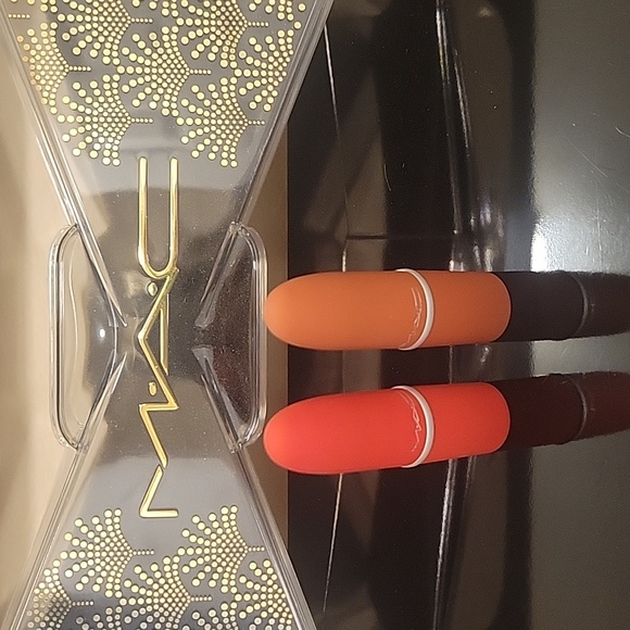 MAC COSMETICS SET OF 2 LIPSTICKS BRAND NEW NEVER USED - Picture 2 of 4